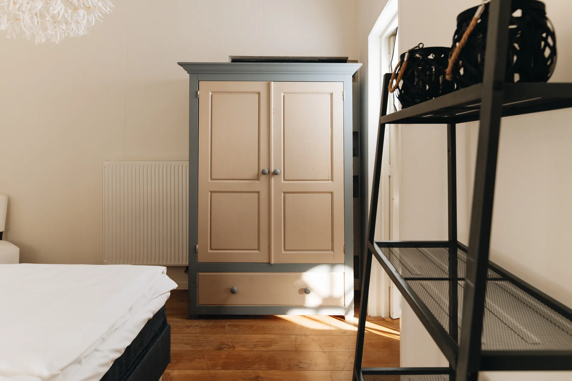 Sfeervolle slaapkamer met kledingkast in de 6-persoons vakantiewoning bij Resort Land & Zee.